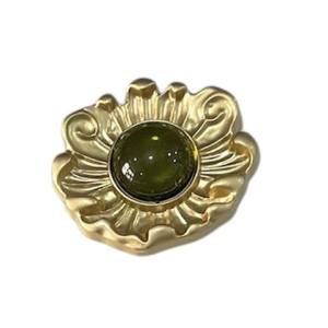 Broche pasta dorado verde