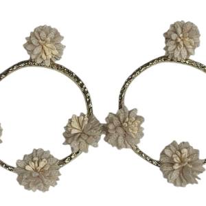 Pendiente flor relieve tela beige