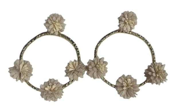 Pendiente flor relieve tela beige