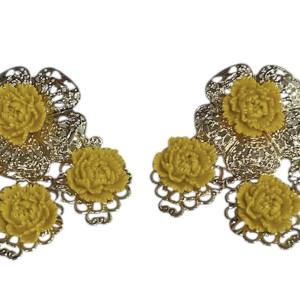 Pendiente grande relieve flor amarilla